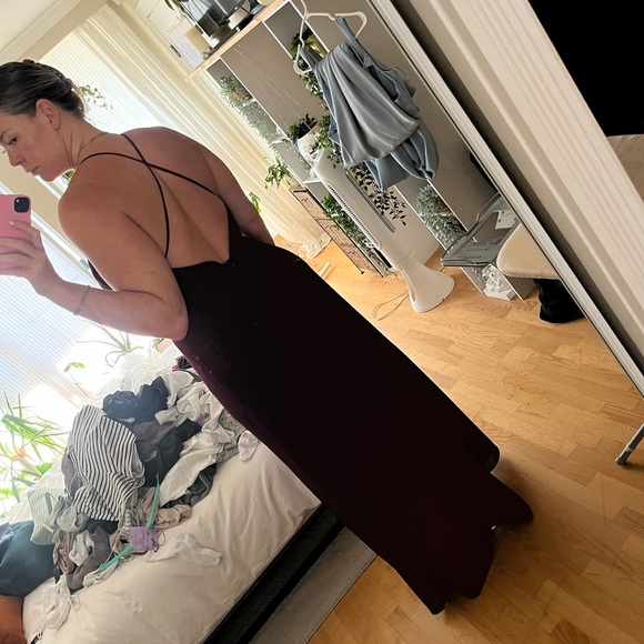 Gorgeous floor length wine bridesmaid dress - Picture 2 of 3